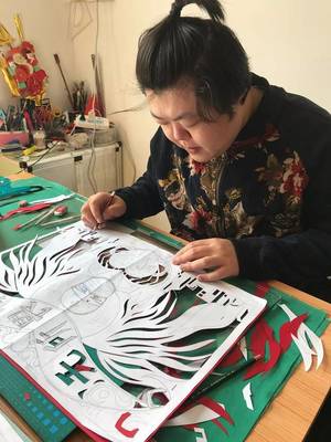 禅城文艺作者以剪纸、书法为载体，为武汉加油打气并承办展览活动